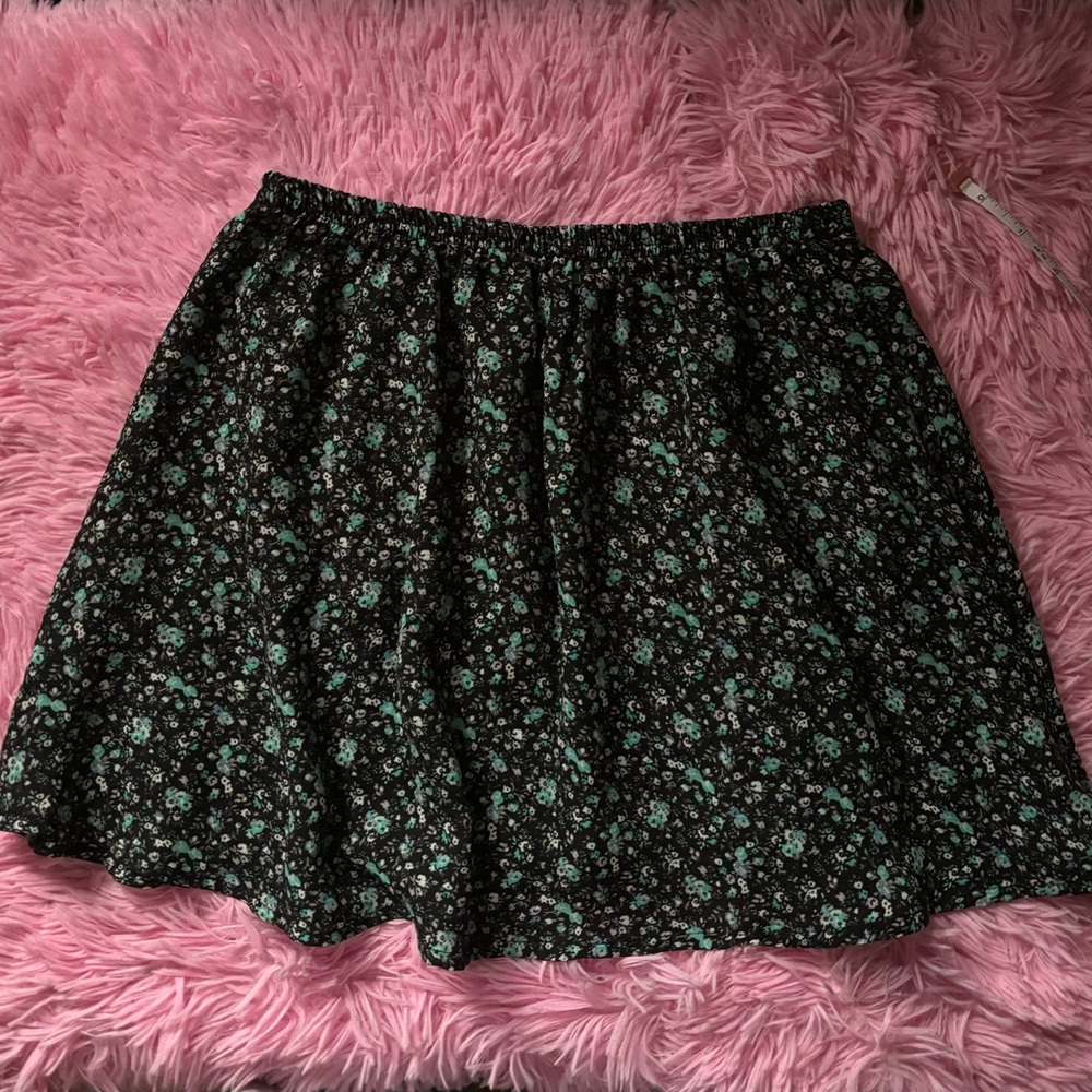 Forever 21 sz S navy background and teal and white floral skirt - Picture 3 of 7